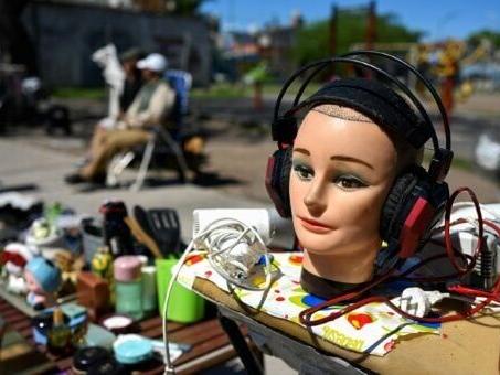 To make ends meet, Argentines sell their possessions